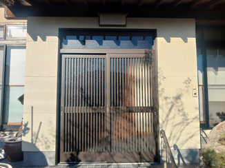 玄関ドアリフォーム 清掃性と美観を高めた玄関ドア