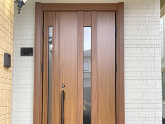 玄関ドアリフォーム 外壁に調和する色合いで美しくまとまった玄関ドア