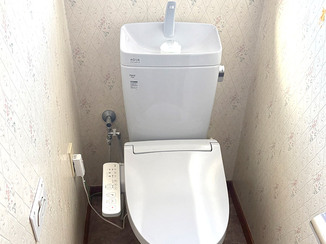 トイレリフォーム 水漏れ解消で安心、ブルーグレーの落ち着いたトイレ