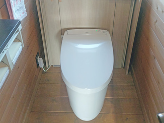 トイレリフォーム 収納力と機能性を兼ね備えたキャビネット付きトイレ